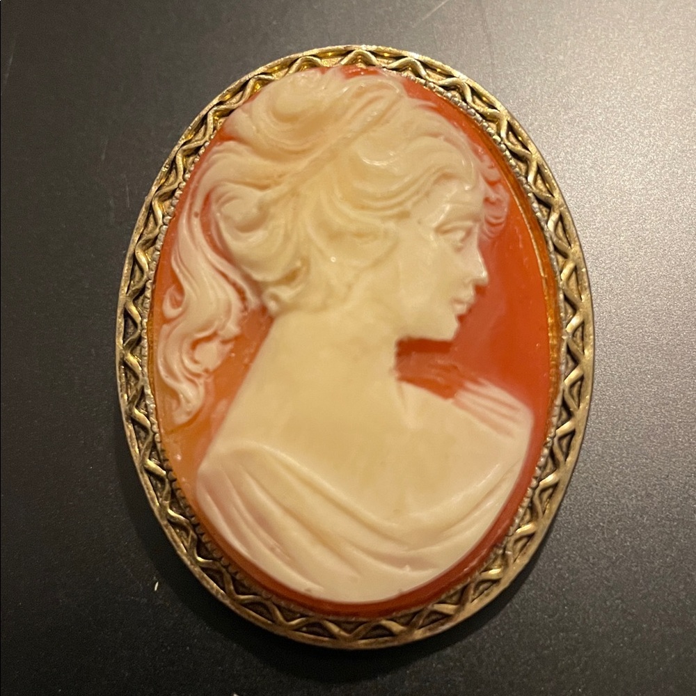 Antique Cameo Brooch in Gold and Cream